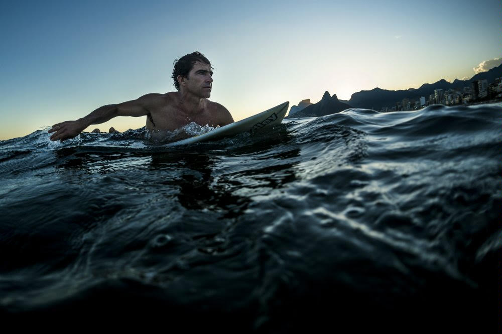 Surfista Carlos Burle na Red Bull TV