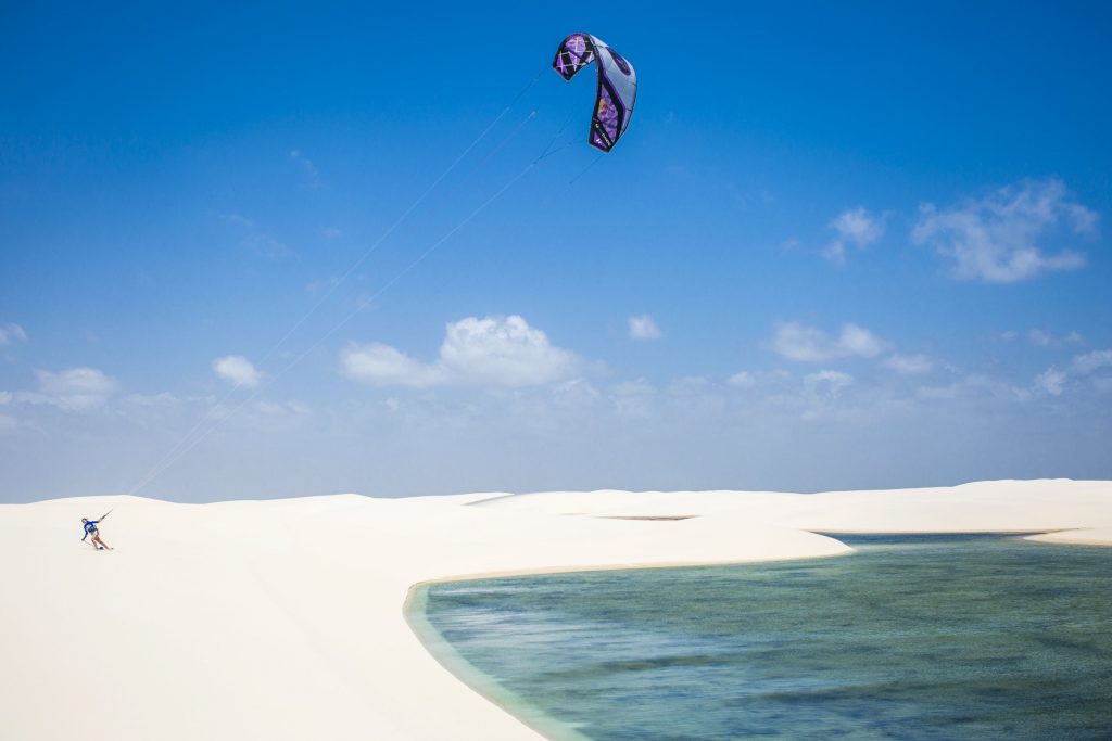 Campeã mundial de kitesurfe, Bruna Kajiya desbrava lençóis maranhenses. Foto: Fabio Piva / Red Bull Content Pool