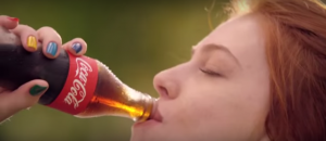 Coca-Cola apresenta portfólio em nova campanha institucional