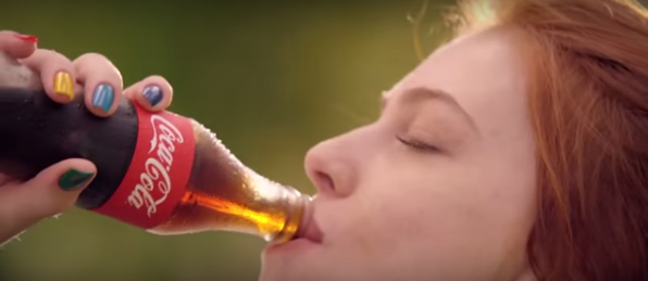 Coca-Cola apresenta portfólio em nova campanha institucional