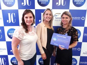Fabíola Eggers, com o certificado, ao lado de Jaqueline Hartmann e Luiza Scherer, da área de Comunicação e Branding da Fruki. Foto: De Zotti – Assessoria de Imprensa