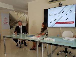 Alexandre Jobim, presidente da ABIR e Isabella Henriques, diretora do Instituto Alana em Workshop sobre Marketing para Crianças realizado na última quinta (27) na Associação. Foto: Divulgação / ABIR