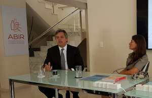 Alexandre Jobim, presidente da ABIR e Isabella Henriques, diretora do Instituto Alana em Workshop sobre Marketing para Crianças realizado na última quinta (27) na Associação. Foto: Divulgação / ABIR